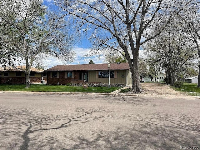 ranch-style home with a front yard