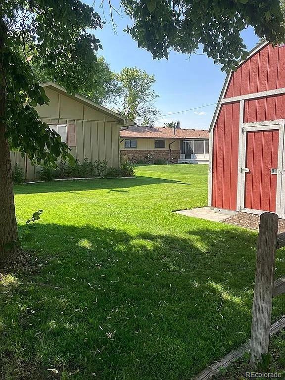 view of yard featuring a storage unit