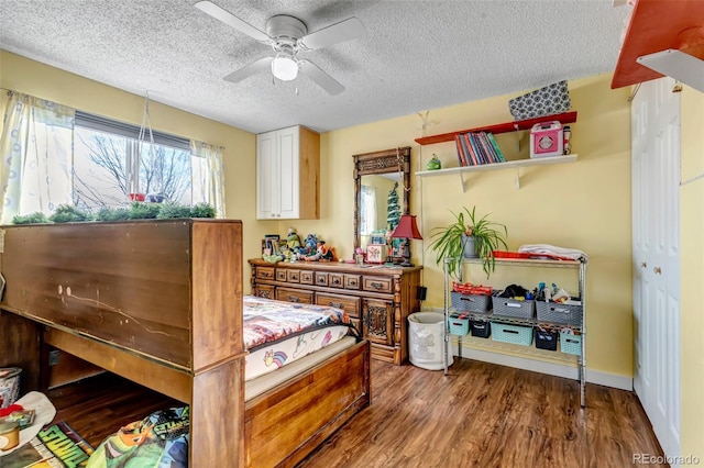 bedroom featuring hardwood / wood-style flooring, ceiling fan, a textured ceiling, and a closet