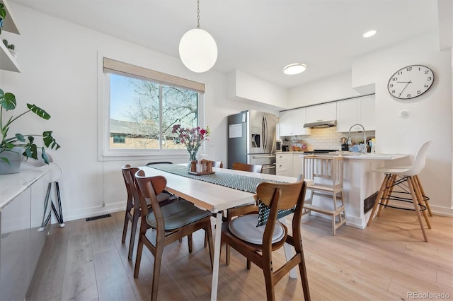 dining area with recessed lighting, baseboards, light wood-type flooring, and visible vents