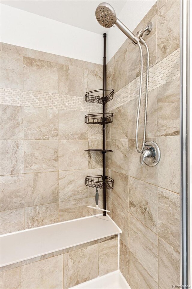 4280 Pioneer Pl, Brighton, CO 80601 - bathroom featuring tiled shower