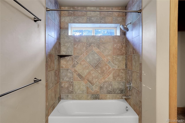 bathroom with tiled shower / bath