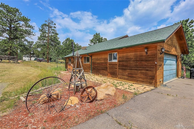 view of yard with a garage and an outdoor structure