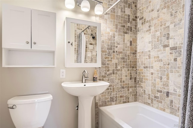full bath with toilet and shower / tub combo with curtain