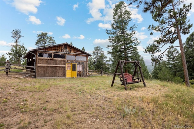 view of yard featuring an outdoor structure