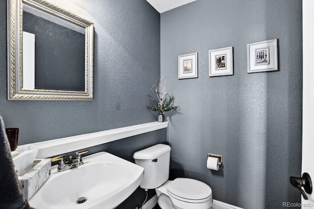 30889 Manitoba Dr, Evergreen, CO 80439 - bathroom with a textured wall