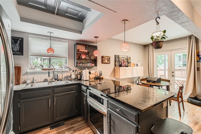 6213 Willow Ln, Boulder, CO 80301 - kitchen with a peninsula, light wood-type flooring, electric range, and plenty of natural light
