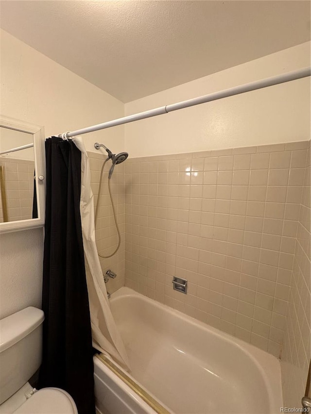 7020 W Portland Ave, Littleton, CO 80128 - full bath featuring shower / tub combo with curtain and toilet