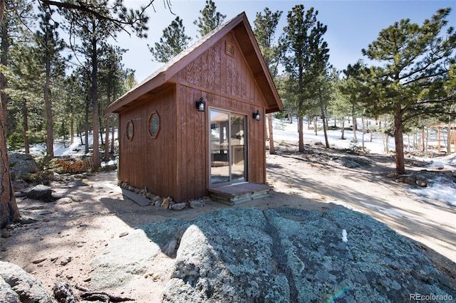 view of outdoor structure with an outbuilding