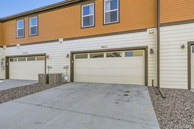 21613 E 59th Pl, Aurora, CO 80019 - garage with concrete driveway