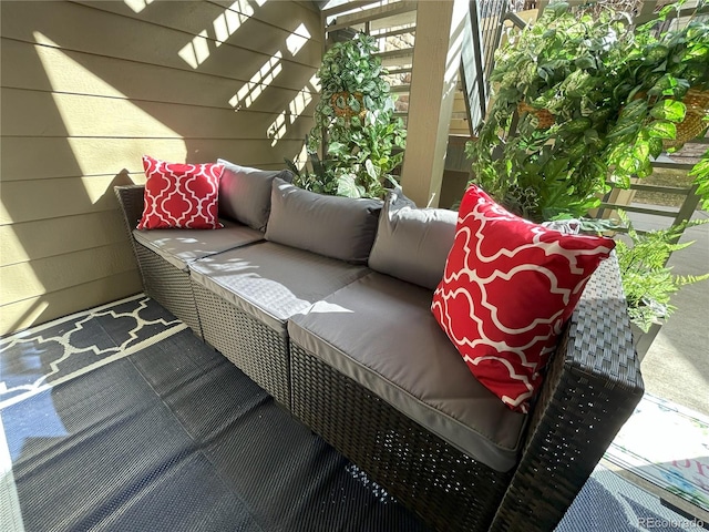 balcony featuring an outdoor hangout area