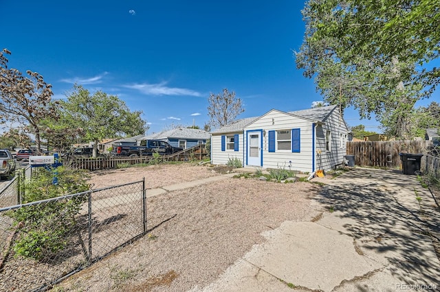 5424 Saulsbury Ct, Arvada, CO 80002 - view of front of property featuring fence