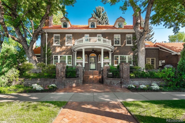 view of front of property featuring fence and a balcony