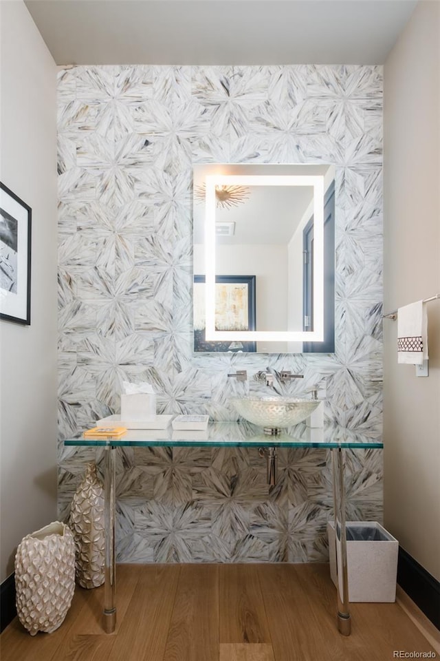room details featuring a sink
