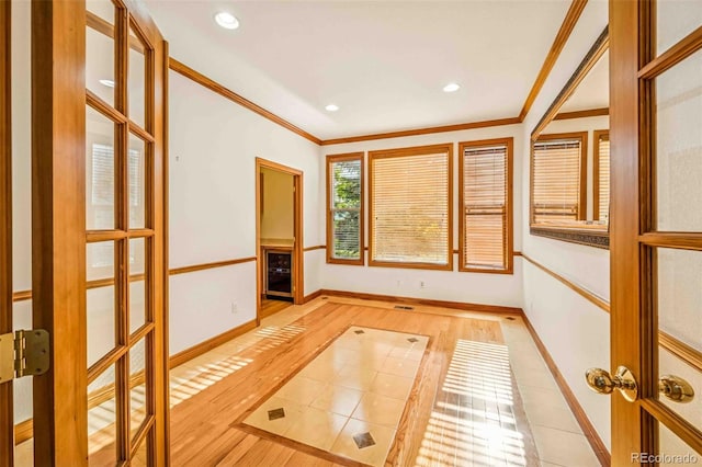 7506 Urban Ct, Arvada, CO 80005 - empty room featuring crown molding, light wood-style flooring, inlaid floor details, and recessed lighting
