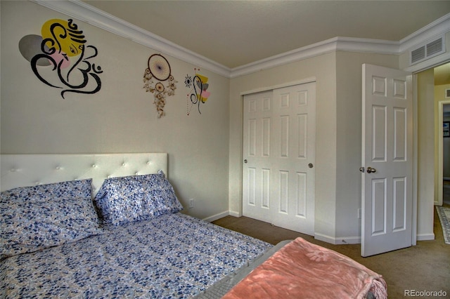 carpeted bedroom featuring ornamental molding, a closet, visible vents, and baseboards