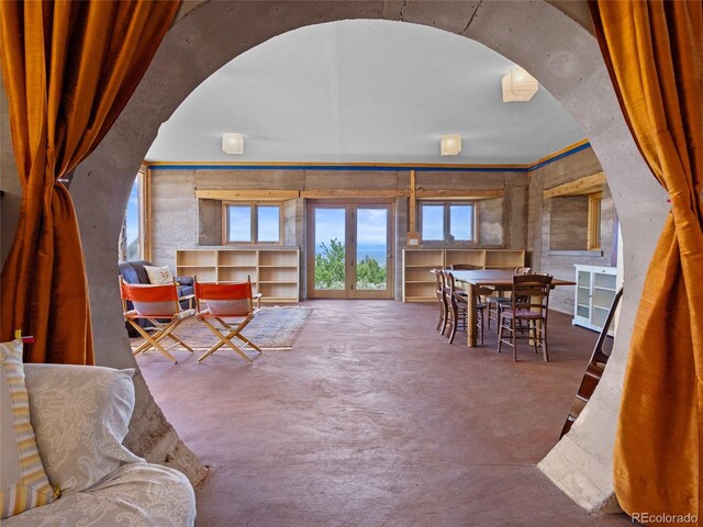 551 Panorama Way, Crestone, CO 81131 - living area featuring arched walkways and concrete flooring