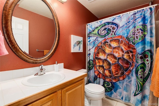 full bath with toilet, vanity, tile patterned floors, a shower with curtain, and a textured wall