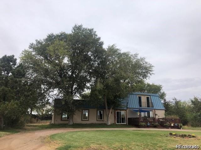 view of front facade with a front yard