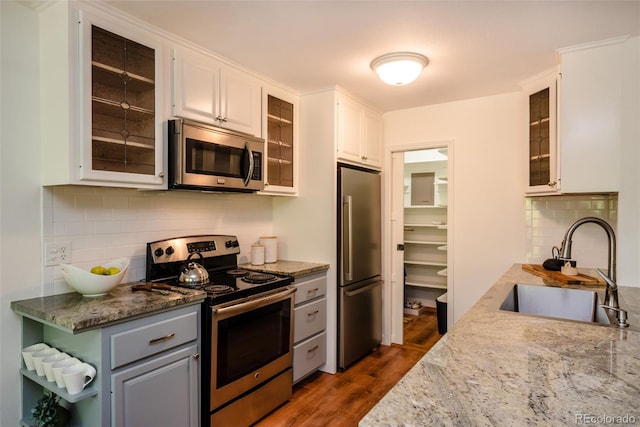 827 Maxwell Ave Unit H, Boulder, CO 80304 - kitchen featuring stainless steel appliances, dark wood-type flooring, backsplash, white cabinets, and glass insert cabinets