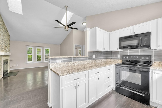 1148 S Ventura Cir Unit H, Aurora, CO 80017 - kitchen with black appliances, a ceiling fan, vaulted ceiling, dark wood-style floors, and a peninsula