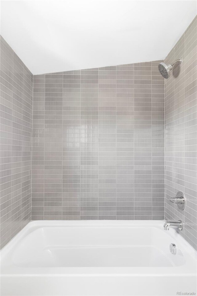 full bath with tub / shower combination