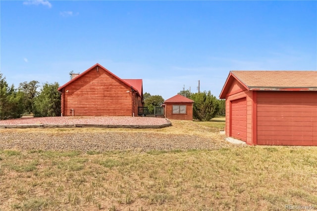 view of yard with a storage unit