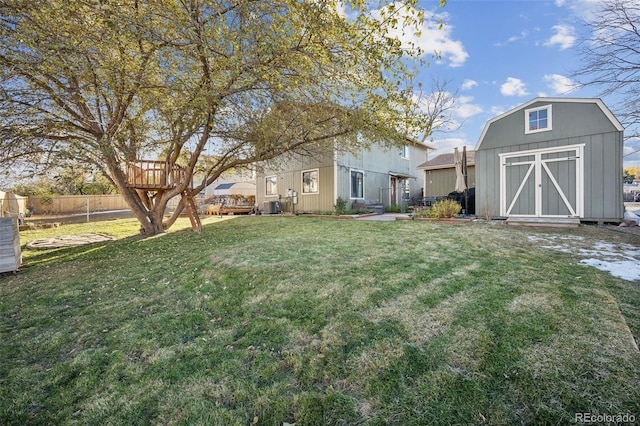 view of yard featuring a storage shed