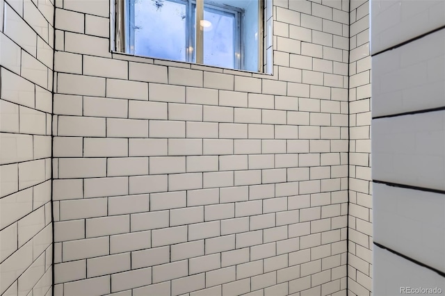 bathroom featuring a tile shower