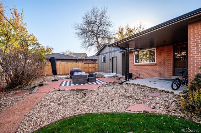 view of yard featuring an outdoor hangout area and a patio