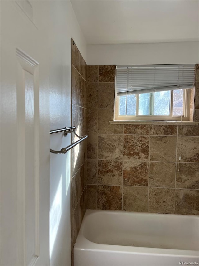 bathroom with tiled shower / bath