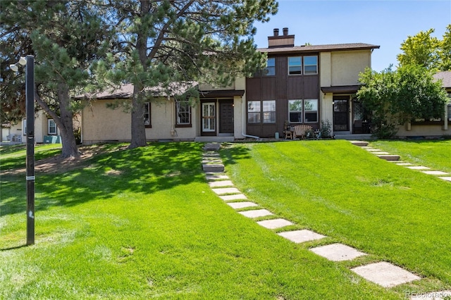 view of front of property featuring a front lawn