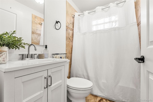 bathroom featuring a shower with curtain, vanity, and toilet