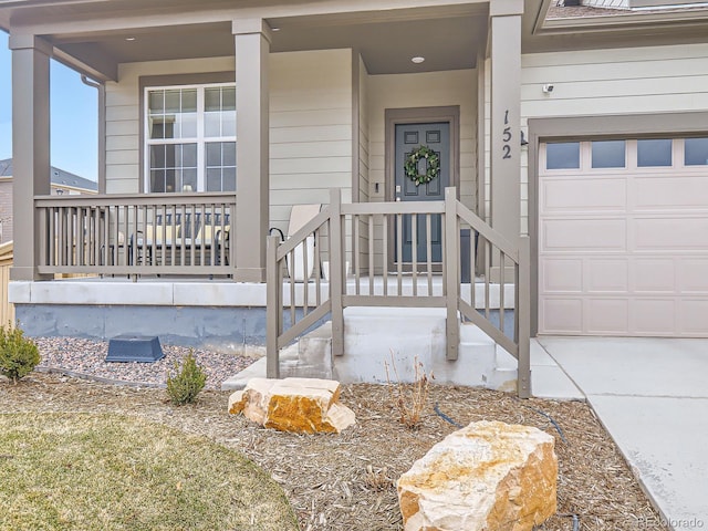 entrance to property featuring a porch