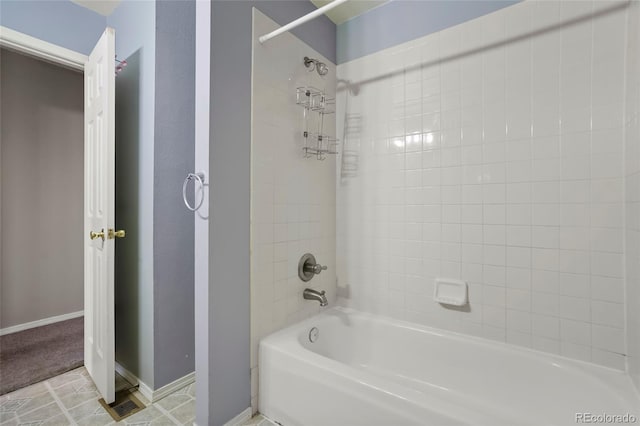 bathroom with tiled shower / bath