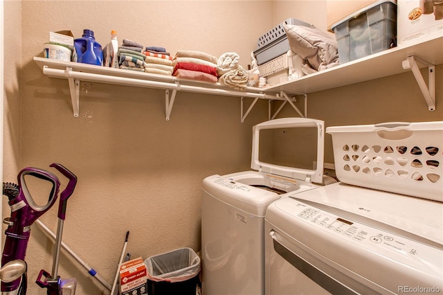 25120 E Maple Pl, Aurora, CO 80018 - laundry area with washing machine and clothes dryer