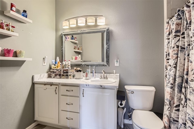 full bath with toilet, baseboards, a shower with curtain, and vanity