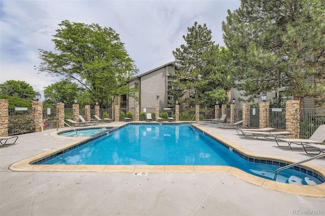 2575 S Syracuse Way Unit B107, Denver, CO 80231 - community pool with a community hot tub and a patio