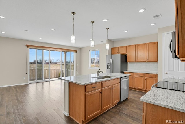 kitchen with visible vents, a sink, stainless steel appliances, decorative backsplash, and dark wood-style flooring