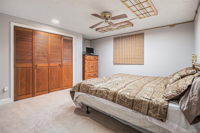 bedroom with ceiling fan, a textured ceiling, a closet, carpet flooring, and recessed lighting