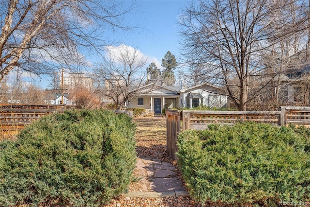 view of front facade featuring fence private yard
