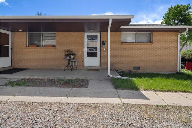 6018 S Prince St, Littleton, CO 80120 - view of front facade featuring crawl space and brick siding