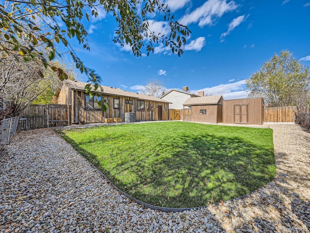 view of yard featuring a storage shed