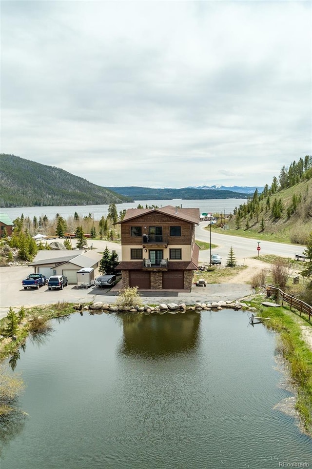 water view featuring a mountain view