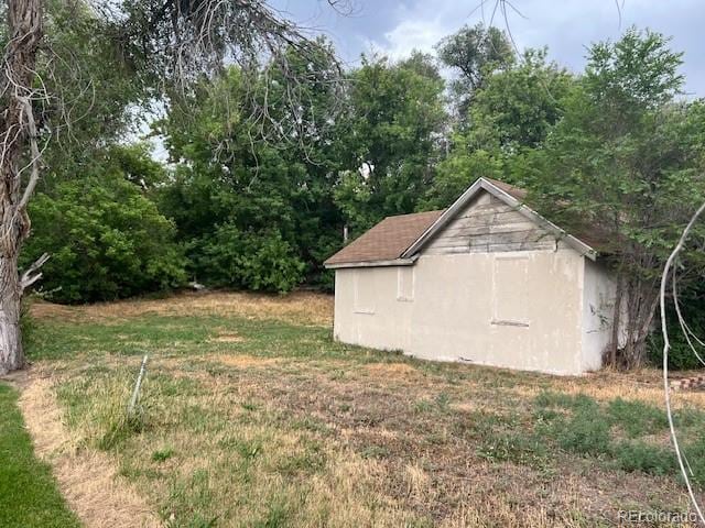 view of yard with a storage shed