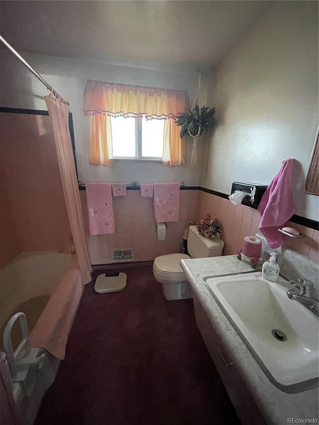 full bathroom featuring a sink, toilet, and shower / bath combo