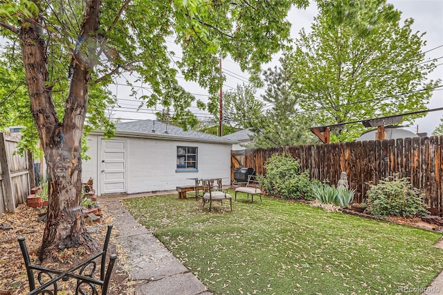 view of yard with an outdoor structure