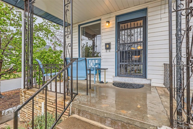 property entrance with covered porch