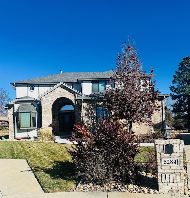 view of front of property featuring a front lawn