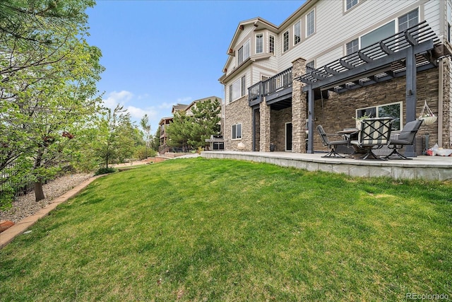 view of green lawn with a pergola and a patio area
